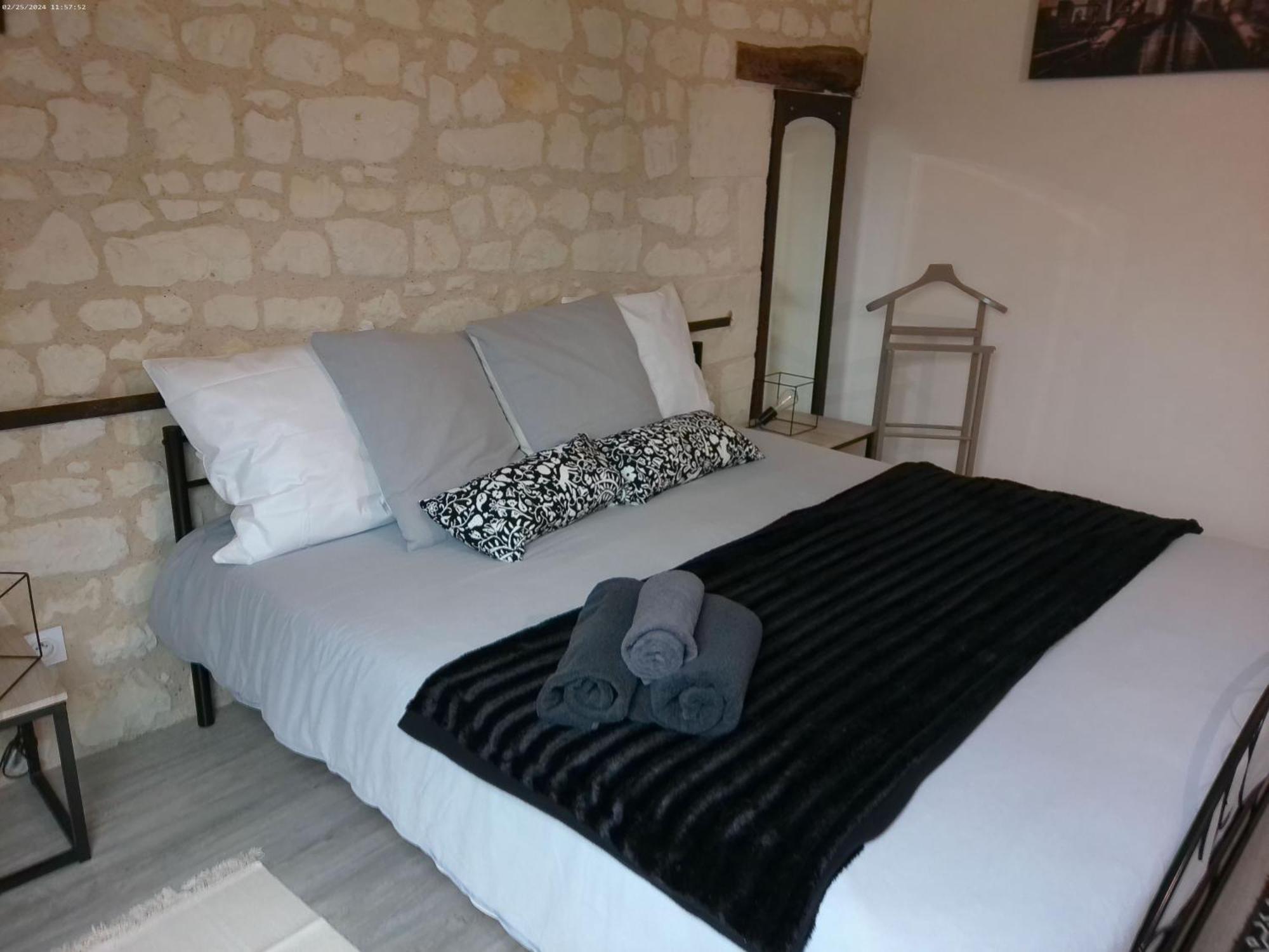 A 2 Pas D Azay Hotel Neuil Kültér fotó